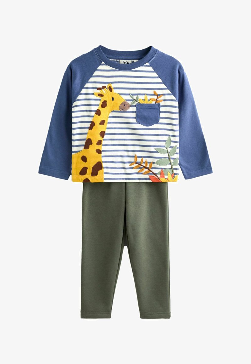 Sinine-valge triibuline pikkade varrukatega topp kaelkirjakuga graafika ja taskuga, sobitatud õlivärvi roheliste pehmete kanga retuusidega.