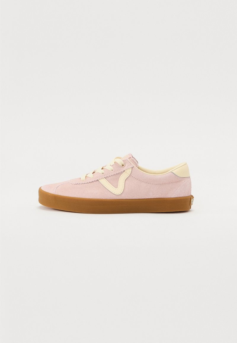 Rosa mockaskinnssneakers med beige accenter, rund tå och sula av gummigummi. Har platta snörningar och en logodetalj på sidan.