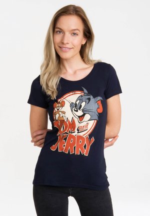 Camiseta azul marino de algodón con un estampado vintage de Tom y Jerry en colores contrastantes, con cuello redondo y mangas cortas.