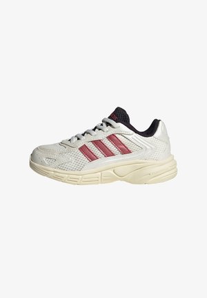 Witte mesh hardloopschoen met beige zool, zwarte binnenvoering en drie rode strepen aan de zijkant.