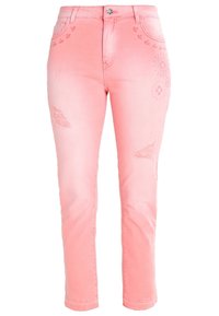 Jeans de mezclilla rosa claro con corte ajustado, bordados florales sutiles y detalles desgastados, con un clásico diseño de cinco bolsillos.
