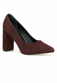 Burgundy mockask high heel-sko med spetsig tå och klack. Inuti är skorna svarta, vilket ger en kontrast till det yttre materialet.