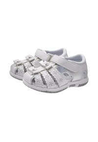 Sandales blanches en synthétique avec des motifs de fleurs découpés, deux sangles Velcro, des bouts ronds et une semelle en caoutchouc flexible.