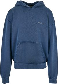 Felpa blu in denim con tasca frontale, cappuccio regolabile e polsini a costine. Presenta una semplice ricamo sul petto. Design classico a pullover.