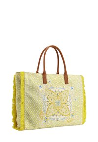 Borsa tote gialla con motivo floreale centrale, rifinita con manici in pelle marrone e dettagli frangiati testurizzati lungo i bordi.