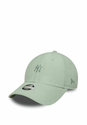Hellgrüne, gerippte Baseballkappe mit besticktem NY-Logo auf der Vorderseite und gebogenem Schirm, vor weißem Hintergrund gezeigt.