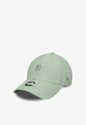 Lichtgroene geribde baseballpet met geborduurd NY-logo aan de voorkant en een gebogen klep, getoond tegen een witte achtergrond.