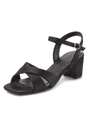 Sandal in satin nero con punta quadrata, dotato di cinturini incrociati e una sottile cinghia alla caviglia fissata da una fibbia argentata; tacco a blocco basso.