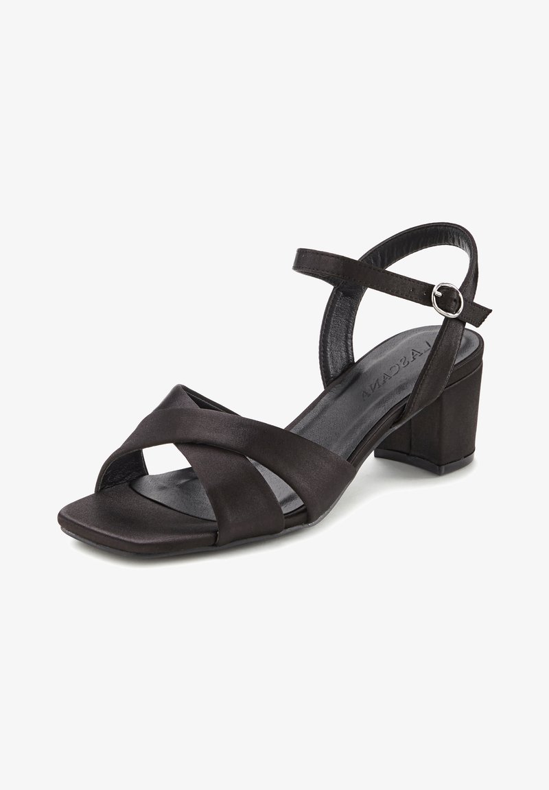 Schwarze Satin-Sandale mit quadratischer Zehenform, gekreuzten Riemen und einem dünnen Knöchelriemen, der mit einer silbernen Schnalle gesichert ist; niedriger Blockabsatz.