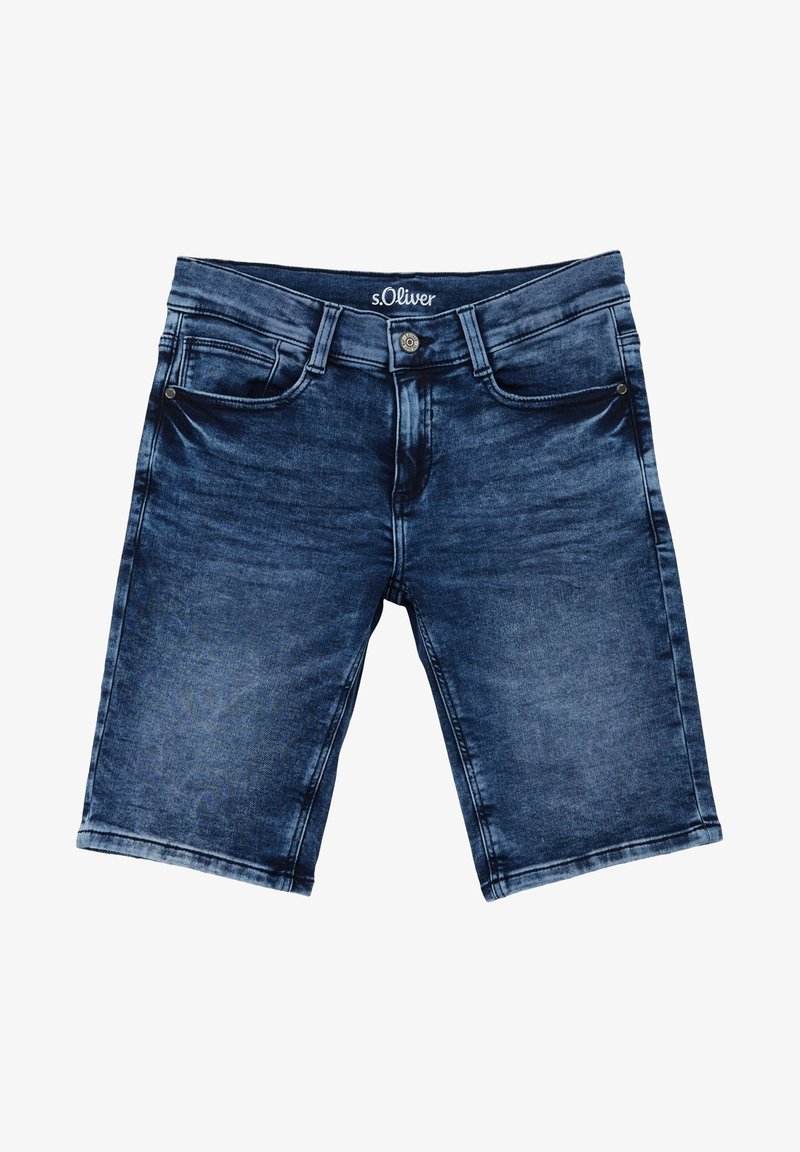 Shorts en denim bleu foncé avec bouton à l'avant, passants de ceinture et poches, avec des détails de délavage et une étiquette de la marque s.Oliver à l'intérieur de la ceinture.