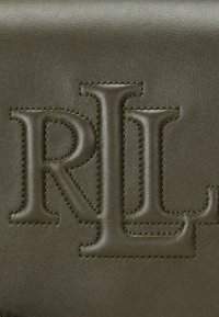 Lauren Ralph Lauren LEATHER MEDIUM WITLEY CROSSBODY - Soma ar siksnu pāri ķermenim - dark olive