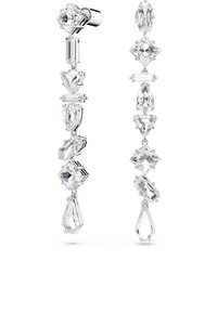 Långa silverörhängen med flera klara kristaller i olika former, inklusive päron, oktagonala och rektangulära, arrangerade i en linjär design.