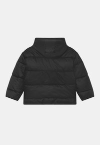 Giubbotto imbottito nero con cappuccio, caratterizzato da un design trapuntato e maniche corte. Materiale leggero con una texture liscia.
