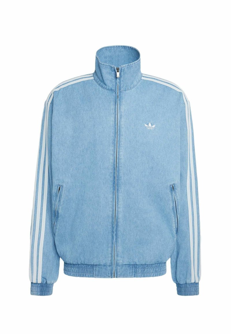Lichtblauwe denim Adidas jas met ritssluiting, hoge kraag, witte drie strepen op de mouwen, elastische manchetten en voorzakken met rits.