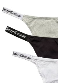 Drei Paar Slips aus Baumwolle in Schwarz, Grau und Weiß, jeweils mit einem kontrastierenden elastischen Bund, auf dem "Juicy Couture" in fetter Schrift steht.