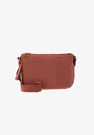 Petit sac rouge porté en bandoulière avec sangle réglable, poche avant zippée et texture de tissu subtile.