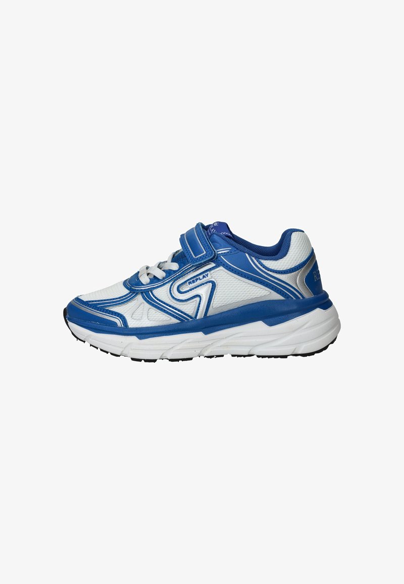 Chaussure de sport blanche et bleue avec une tige en maille, un bout renforcé et une sangle Velcro. Comprend un col rembourré et une semelle en caoutchouc pour une meilleure adhérence.