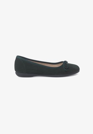 Ballerine en nubuck vert foncé avec un bout rond et un détail de nœud décoratif. Intérieur doux et semelle en caoutchouc noir. Texture lisse.