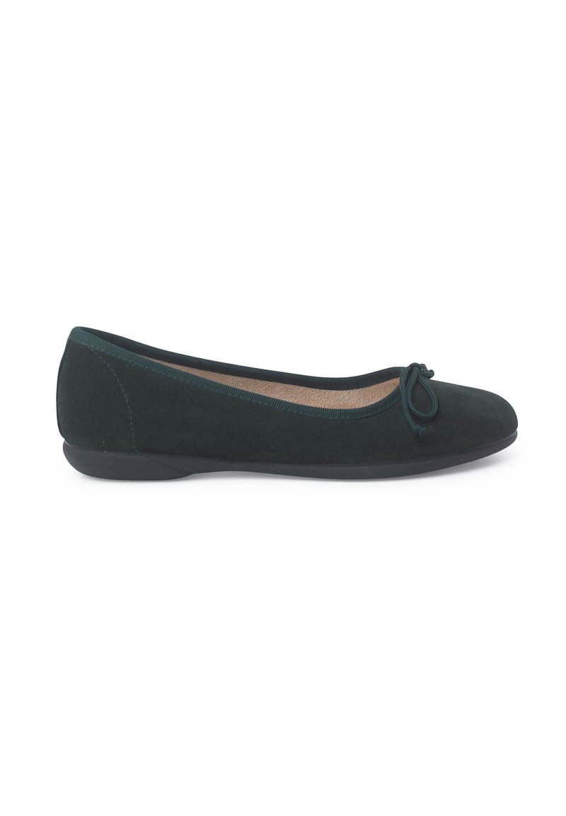 Ballerine en nubuck vert foncé avec un bout rond et un détail de nœud décoratif. Intérieur doux et semelle en caoutchouc noir. Texture lisse.