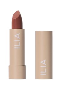 ILIA läppstift i nude, krämig konsistens, kulformad med en liten kurva vid spetsen. Cylindrisk beige förpackning, prydd med vitt logo.