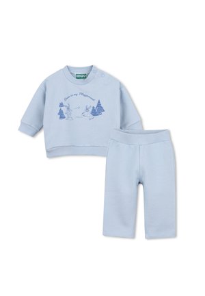 Lichtblauw babysetje met een longsleeve top en broek, de top heeft cartoonkonijntjes, bomen en tekst "Snow is my Playground" in blauwe print.