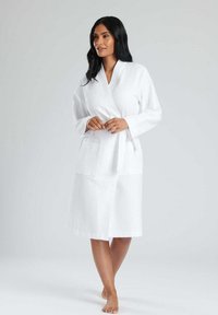 Accappatoio bianco in cotone con un motivo a nido d'ape, design avvolgente, maniche lunghe, due tasche anteriori e una cintura abbinata.