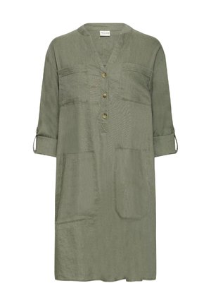 Olive roheline tunika V-kaelusega, kolmeveerandi varrukatega, nööpide ees, kahe rinnataskuga ja pehme, kergest kangast.