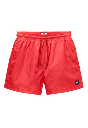 Helle rote Herren-Badehose mit elastischem Bund, verstellbarem Kordelzug, Seitentaschen und kleinem schwarzem Markenetikett am linken Bein.