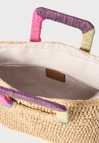 Vevet stråveske med flerfargede håndtak. Beige ytre, lys beige foring, glidelåslommer og preget logo-detalj.