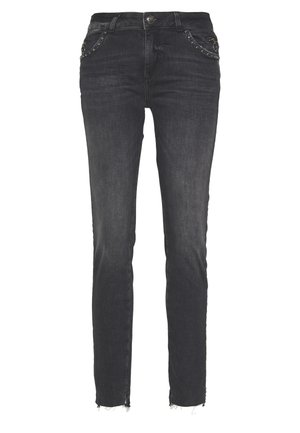 Jean slim noir avec poches avant cloutées, fermeture par bouton et zip, et ourlets bruts effilochés aux chevilles.