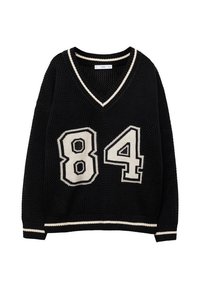 Pull en maille noire à col en V, avec un grand motif "84" crème sur le devant et des bordures côtelées à rayures blanches aux poignets et à l'ourlet.