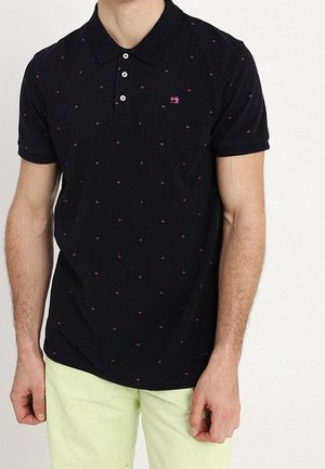 Polo noir avec de petits motifs roses, doté d'un col classique et de trois boutons, fabriqué en tissu mélangé coton.