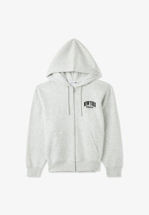 Felpa con zip di colore grigio chiaro, con tasca a marsupio, cappuccio con cordino e la scritta "NEW YORK ATHLETICS" stampata in nero sul lato sinistro del petto.