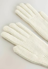 Wollen handschoenen in off-white met een ribbeltextuur en een ontwerp met vijf vingers, die een zacht, gebreid materiaal en nette randen tonen.