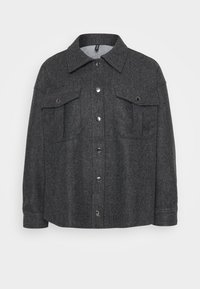 Szara kurtka z mieszanki wełny z kołnierzem, dwoma kieszeniami na piersi i zapięciem na guziki. Charakteryzuje się prostym krojem i miękką fakturą.