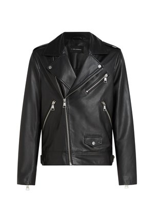 Chaqueta de motocicleta de cuero negro con cremalleras plateadas, frente asimétrico, gran collar y un acabado texturizado. Los detalles incluyen bolsillos con botones a presión.
