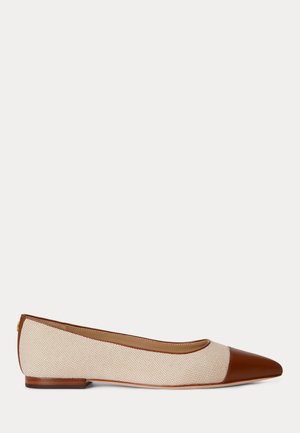 Zapato plano beige con textura, puntera de cuero marrón, ribete, tacón bajo y forro interior liso.