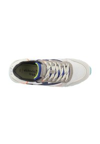 Sneaker leggera con una combinazione di rete grigia e bianca, dettagli blu navy, arancione brillante e verde, lacci piatti e suola texturizzata.
