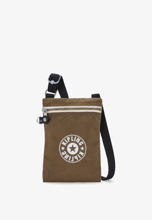 Brun Kipling skuldertaske med hvidt rundt logo, sort justerbar rem og øverste lynlåslomme.