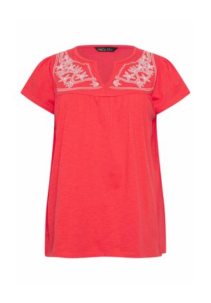 Koraalkleurige korte mouwen blouse met witte bloemrijke borduurwerk op het inzetstuk en een ronde hals met zijspleet.