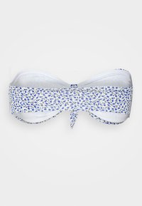 Top de bikini bandeau branco com um padrão floral em azul e preto, apresentando um detalhe de nó no centro e tecido texturizado.