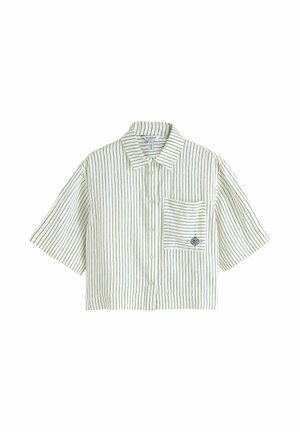 Biała koszula na krótki rękaw z cienkimi czarnymi pionowymi paskami i przednią kieszenią z wyszytym małym wzorem kompasu.