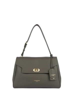 Sac à main en cuir vert foncé Lancaster Paris avec une poignée supérieure, un fermoir doré et une étiquette à bagages assortie sur fond blanc.
