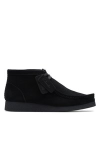 Botas de tobillo de ante negro con puntera redondeada, diseño de cordones y suela de goma texturizada. Presenta una pequeña etiqueta con el nombre de la marca.