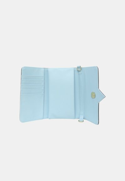 Portafoglio azzurro chiaro in materiale sintetico liscio. Presenta diversi scomparti per carte, un compartimento centrale e una chiusura a scatto con un cinturino.