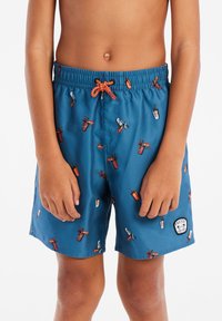 Costume da bagno blu con cordoncino arancione, caratterizzato da un motivo di bevande e tavole da surf. Include un patch con logo sulla gamba sinistra.