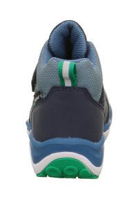 Granatowo-niebieski but sportowy z teksturowaną tkaniną, białymi i zielonymi akcentami, wyściełanym kołnierzem oraz gumową podeszwą z wyraźnym wzorem bieżnika.