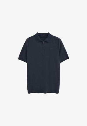 Polo shirt blu navy realizzato in tessuto liscio, con una breve zip al colletto e un piccolo logo sul lato sinistro del petto. Maniche corte.