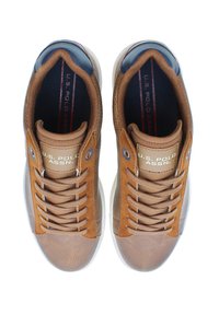 Sneaker in pelle marrone con accenti in tessuto, lacci piatti e suola in gomma bianca. Presenta un logo impresso e una punta testurizzata.