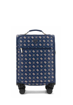 Valise souple bleu marine avec motif monogramme beige, poche avant zippée, poignée supérieure et quatre roues pivotantes noires.